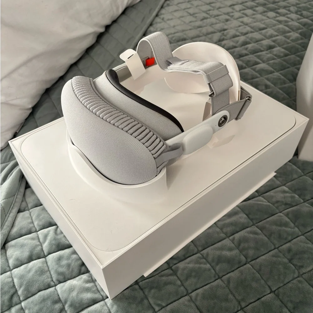 Apple Vision Pro in White with Cushioned Accessories